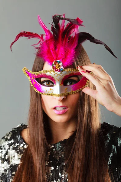 Πρόσωπο γυναίκας με Αποκριάτικη μάσκα σε γκρι — Φωτογραφία Αρχείου