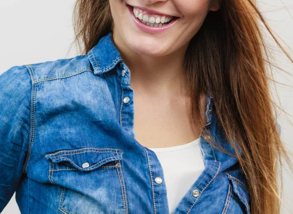 Felice donna sorridente indossando jeans — Foto Stock