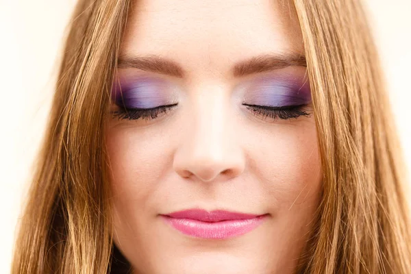 Vrouw gezicht kleurrijke oog make-up gesloten ogen closeup — Stockfoto