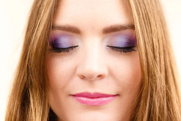 Frau Gesicht bunte Augen Make-up geschlossenen Augen Nahaufnahme — Stockfoto