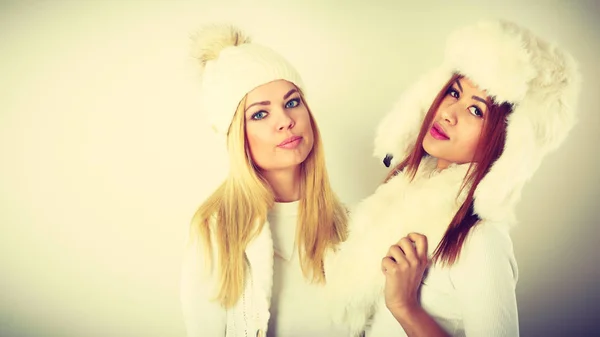 Dos mujeres con ropa de invierno . —  Fotos de Stock