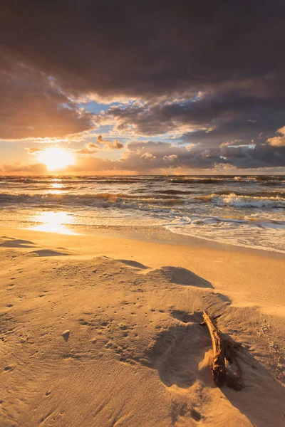 Schöner Sonnenuntergang mit Wolken über Meer und Strand — Stockfoto