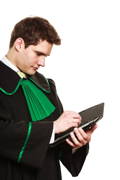年轻男性律师抓住平板电脑在打开案例. — 图库照片