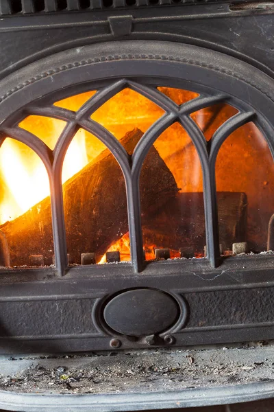 Close-up van brandende vuur hout in huis open haard. — Stockfoto