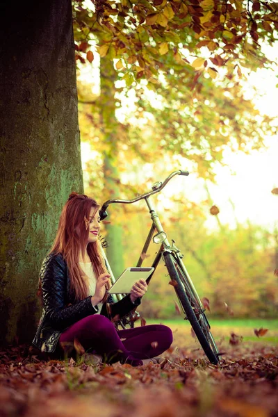 Flickan under träd med cykel. — Stockfoto