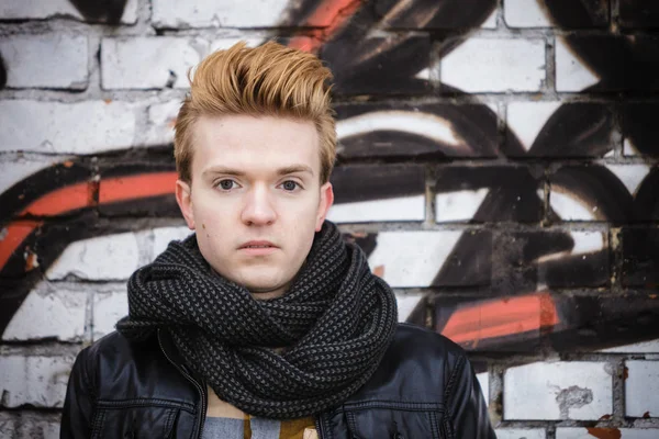 Retrato masculino de moda en la pared de graffiti — Foto de Stock