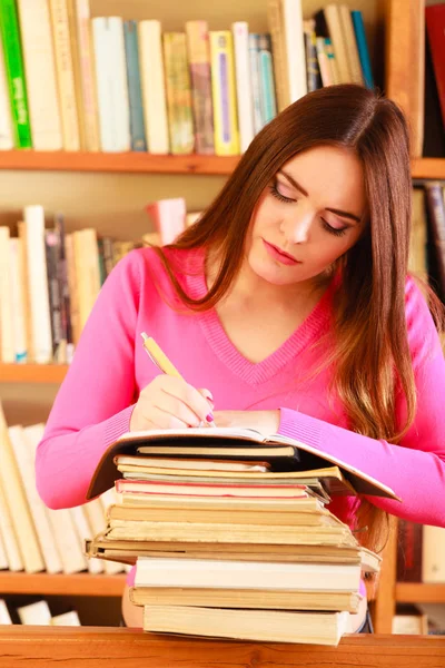 Üniversite kütüphanesindeki kız öğrenci — Stok fotoğraf