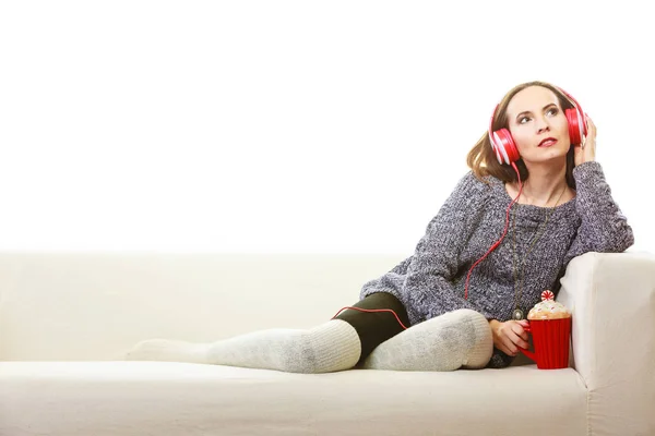 Nő fülhallgató hallgató zene — Stock Fotó