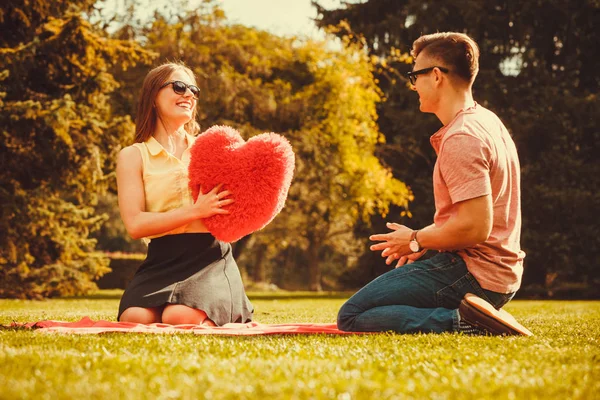 Paar spielt im Park. — Stockfoto