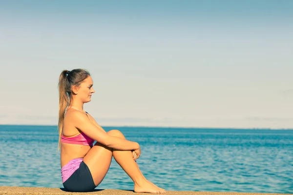 Frau macht Sport im Freien am Meer — Stockfoto