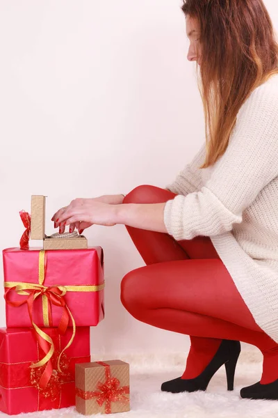 Nő, sok karácsonyi ajándék doboz — Stock Fotó