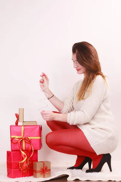 Donna con molte scatole regalo di Natale — Foto Stock