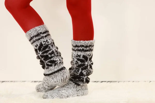 Benen van de vrouw het dragen van wollen sokken en rode panty 's — Stockfoto