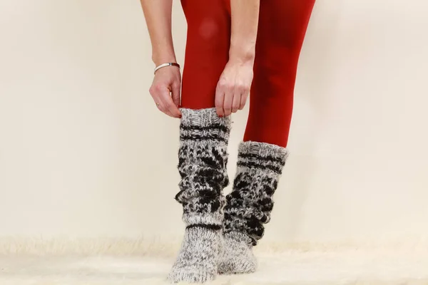 Γυναίκα στα πόδια φορούν μάλλινες κάλτσες και κολάν — Φωτογραφία Αρχείου