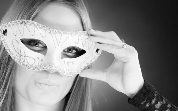 Smyslná žena s karnevalové masky. — Stock fotografie