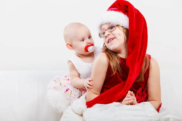 Niña con bebé en ropa de Navidad —  Fotos de Stock