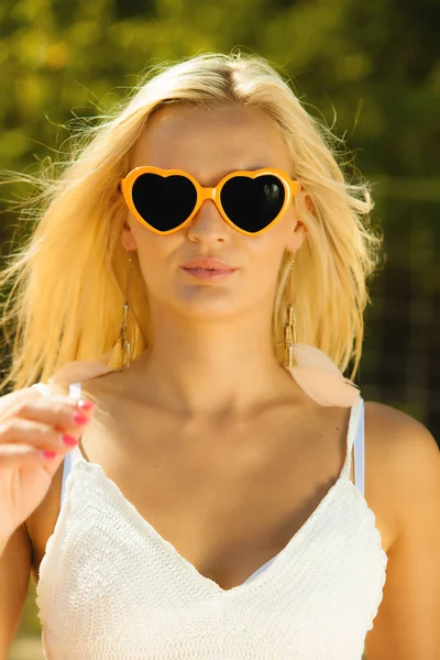 Beautiful blonde girl in sunglasses outdoor — Stock Photo, Image