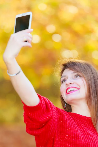 Mooi meisje met smartphone selfie foto. — Stockfoto