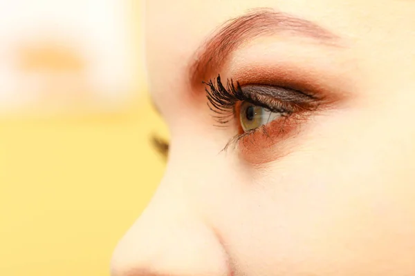 Vrouw met volledige ogen make-up, close-up — Stockfoto