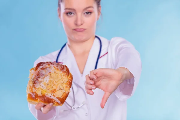 Ernährungsberaterin mit süßen Brötchen. ungesundes Junk Food — Stockfoto