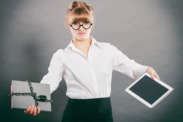 Frau mit Dokument und Tablet. Digitale Speicherung. — Stockfoto