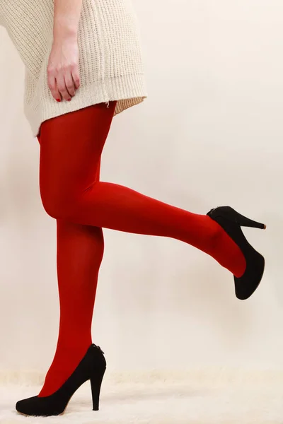 Kobieta nogi w rajstopy czerwone żywe kolory czarne buty na obcasie — Zdjęcie stockowe