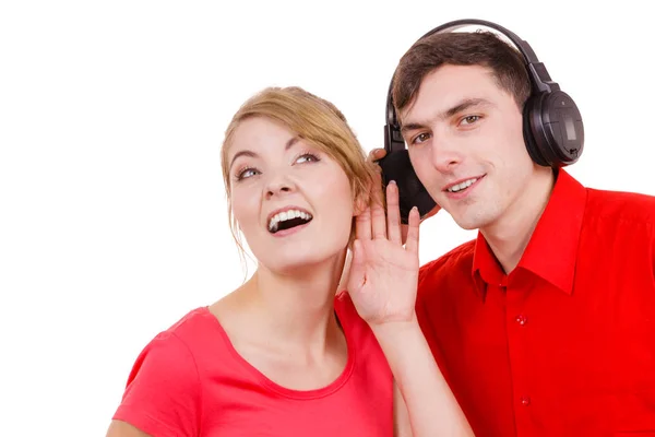 Casal de dois amigos com fones de ouvido ouvindo música — Fotografia de Stock