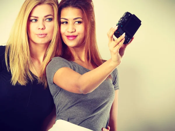 Δύο μοντέλα κορίτσια λαμβάνοντας αυτο-εικόνα με τη φωτογραφική μηχανή — Φωτογραφία Αρχείου