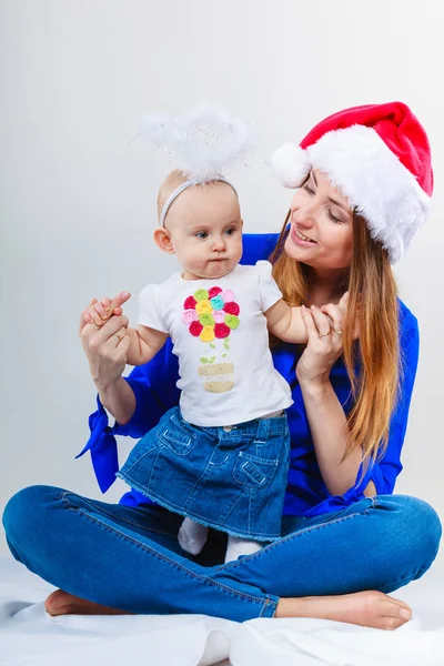 귀여운 아기와 함께 크리스마스 여자. — 스톡 사진