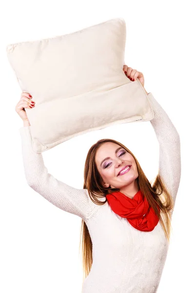 Donna sorridente con cuscino — Foto Stock