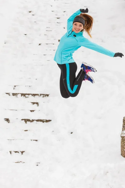 Jovem pulando na neve . — Fotografia de Stock