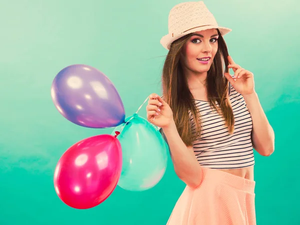 Kvinnan sommar glad flicka med färgglada ballonger — Stockfoto