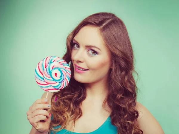 Chica sonriente con caramelos de piruleta en verde azulado — Foto de Stock