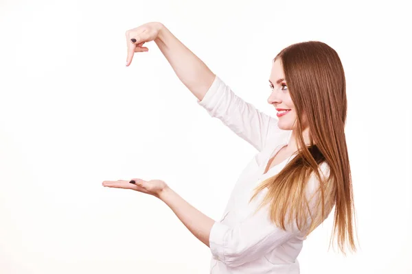 Vrouw houdt lege hand kopie ruimte voor product — Stockfoto