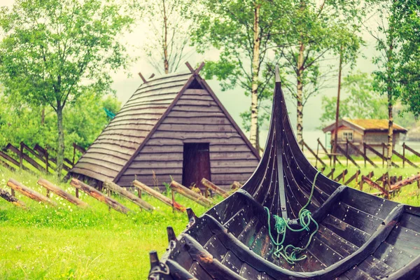 Parte del viejo barco vikingo de madera en la naturaleza noruega — Foto de Stock