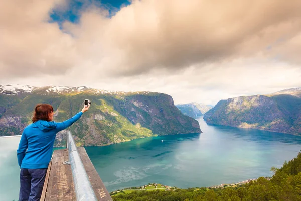 Fotografia turistica dal punto di vista Stegastein Norvegia — Foto Stock