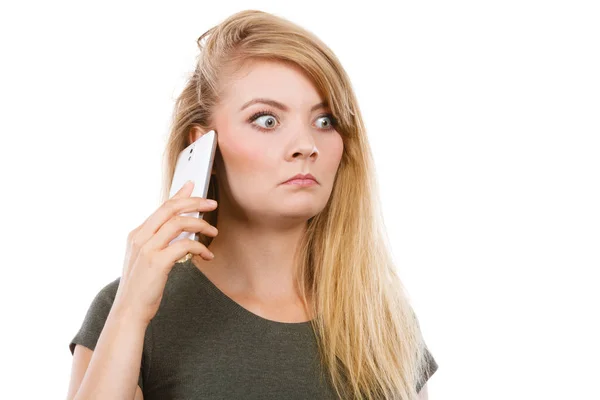 Rozzlobený mladá žena mluví o telefonu — Stock fotografie