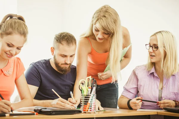 Leerlingen en leraar in de klas — Stockfoto