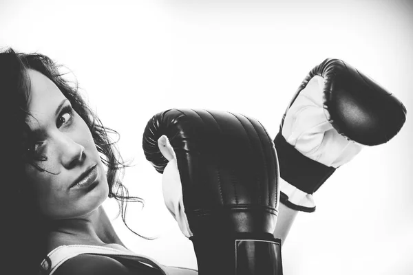 Boxer exercice fille avec gants de boxe . — Photo