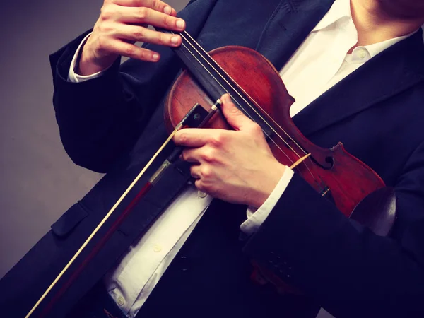 Uomo uomo vestito elegantemente tenendo violino — Foto Stock