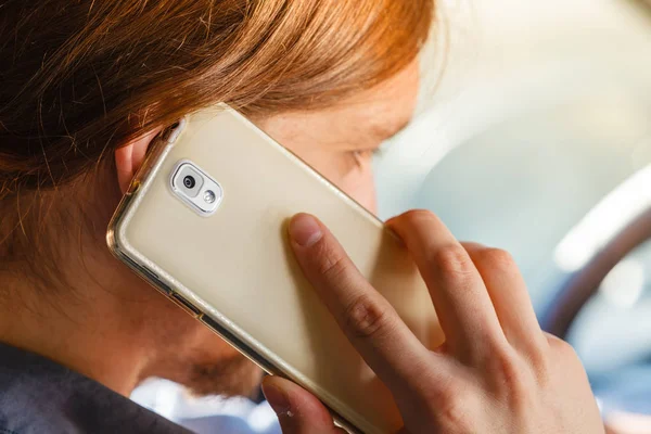 Homme parlant au téléphone tout en conduisant la voiture . — Photo