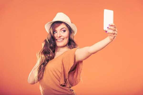 Mulher tirando selfie auto foto com smartphone — Fotografia de Stock