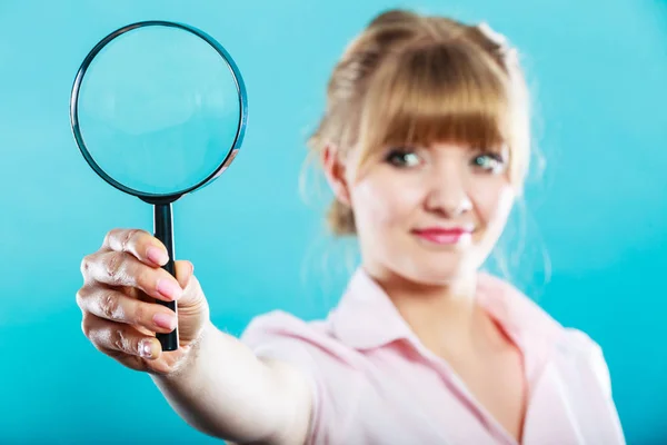 Woman hand holding magnifying glass — Stock Photo, Image