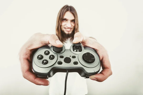 Homem feliz jogando jogos — Fotografia de Stock