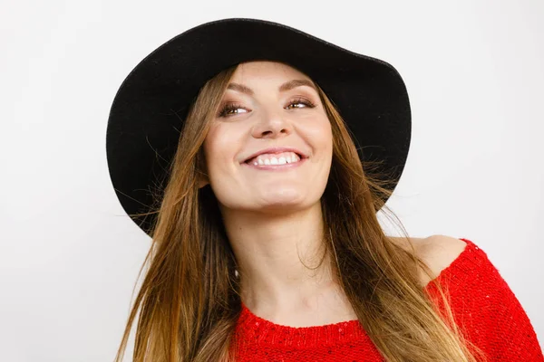 Sorrindo menina bonita com cabelo castanho e chapéu preto . — Fotografia de Stock