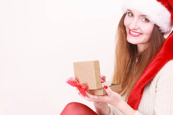 Frau öffnet Geschenkbox. Weihnachtszeit — Stockfoto