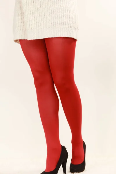 赤の鮮やかな色のストッキングの女性足黒のハイヒールの靴 — ストック写真