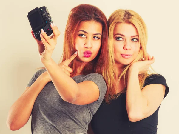 Duas belas jovens mulheres fazendo selfie — Fotografia de Stock