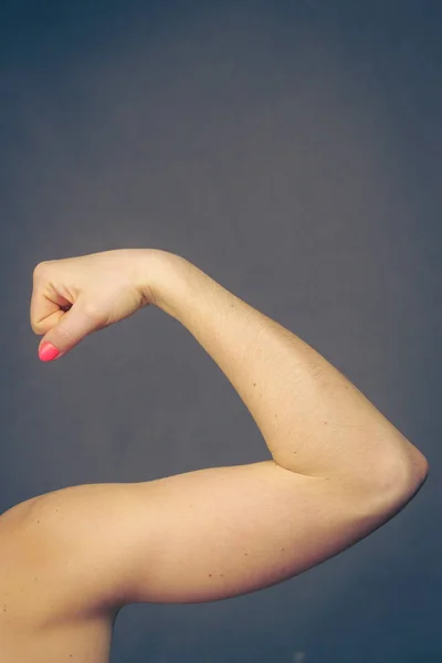 Woman showing muscles of the back and shoulders — Stock Photo, Image