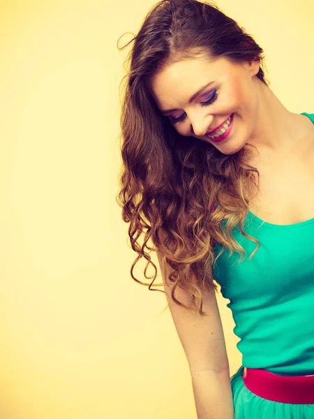 Portret, jonge vrouw dragen kleurrijke make-up en blauwe jurk — Stockfoto